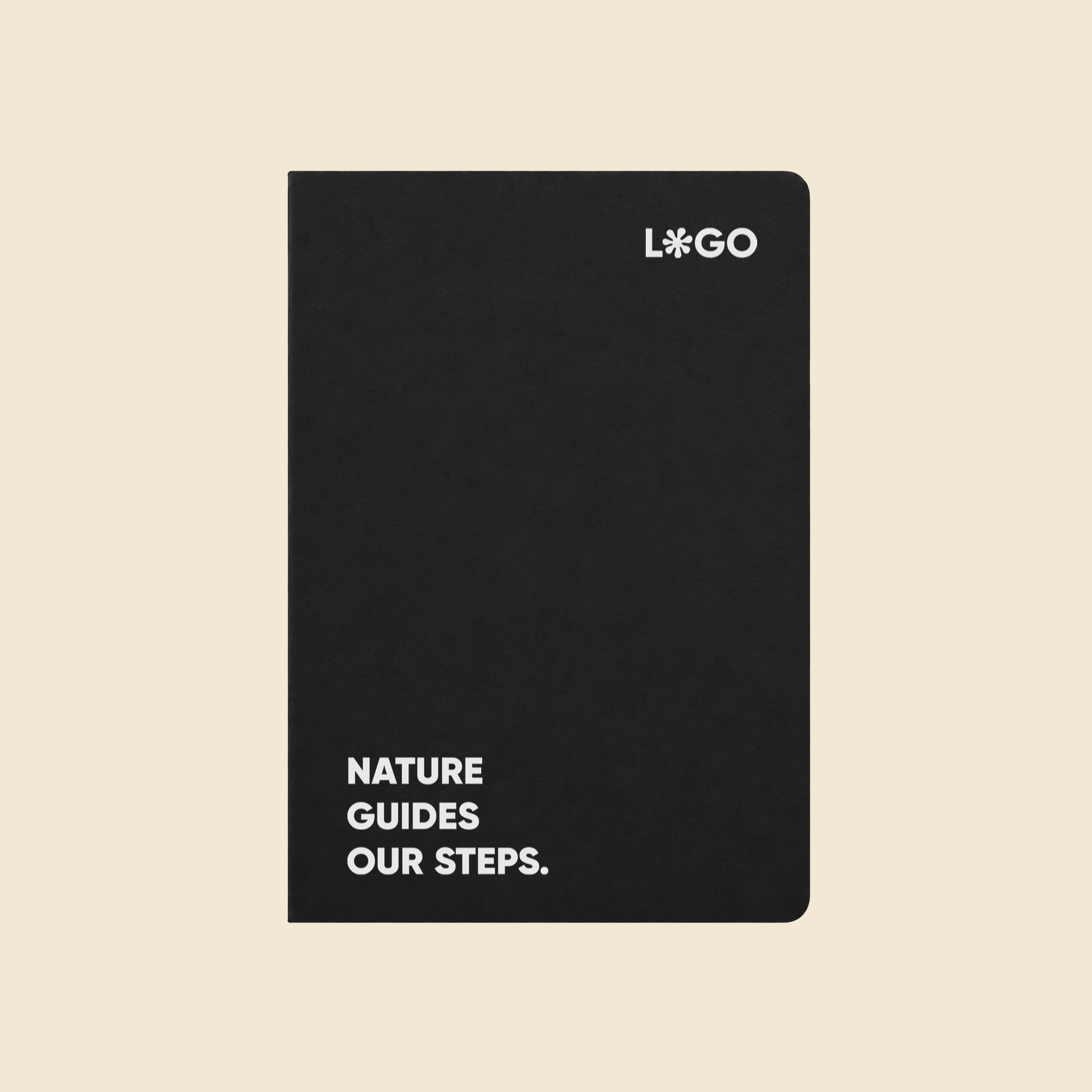 Libreta negra en cartón reciclado con personalización en blanco.