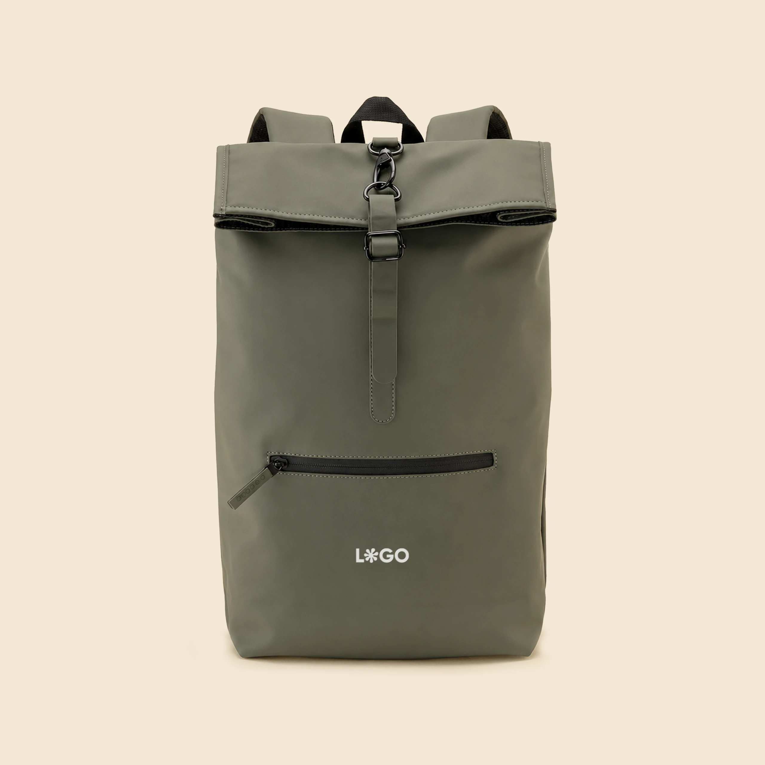 Mochila reciclada con cierre roll top verde a un color sobre fondo beige