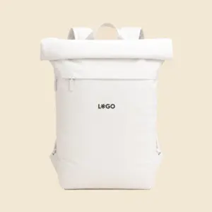 Mochila roll top personalizada blanca a todo color sobre fondo beige