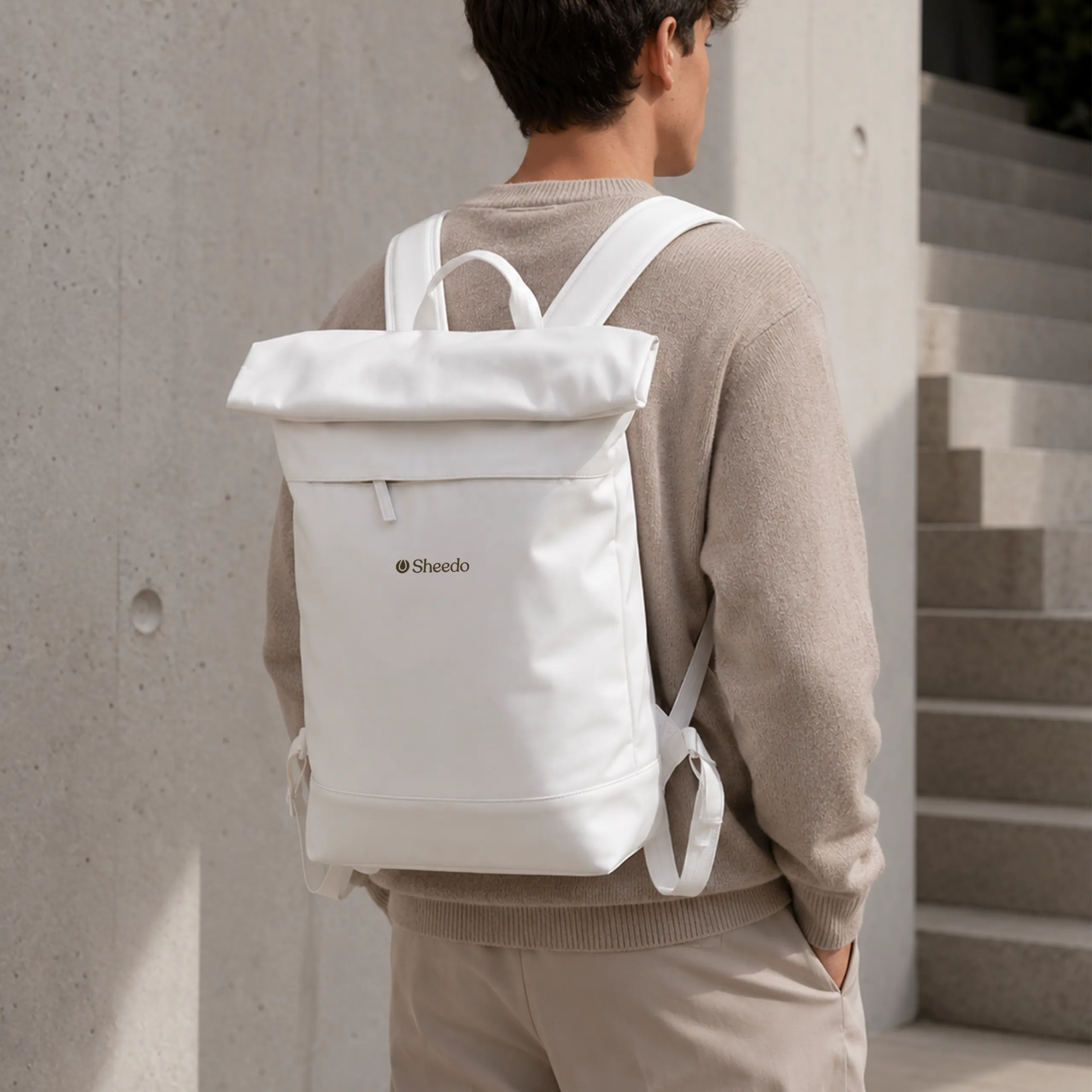 Mochila roll top personalizada Chico llevando la mochila roll top personalizada blanca en la calle