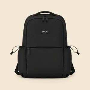 Mochila urbana personalizada negra sobre un fondo beige