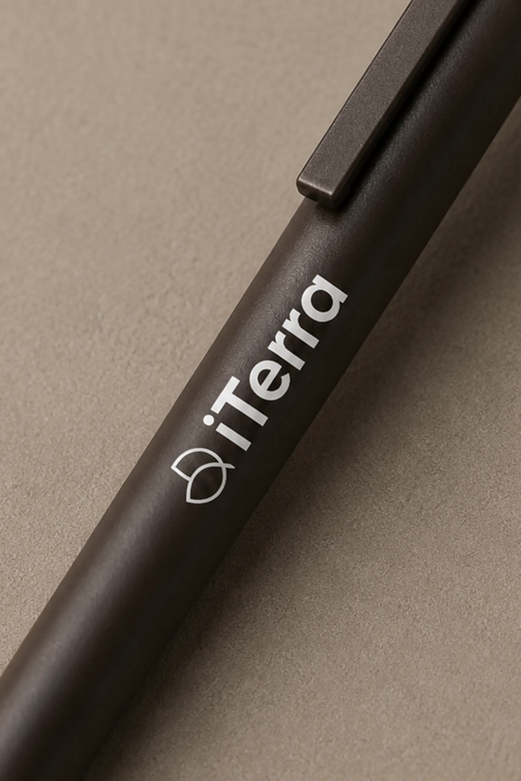Bolígrafo marrón de fibra de café personalizado con el logo de la marca iTERRA