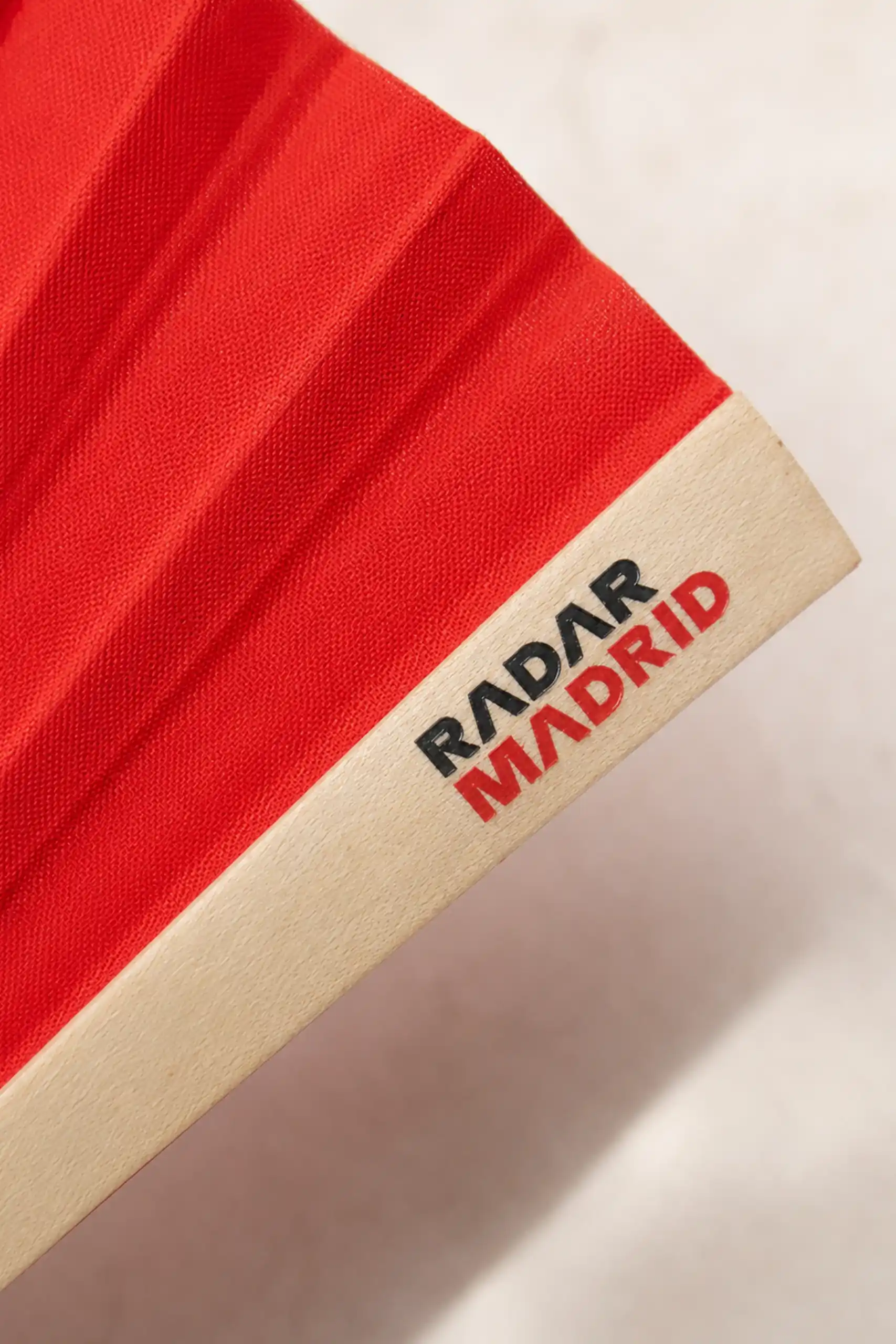 Abanico de madera y tela roja personalizado para la feria de música RADAR MADRID