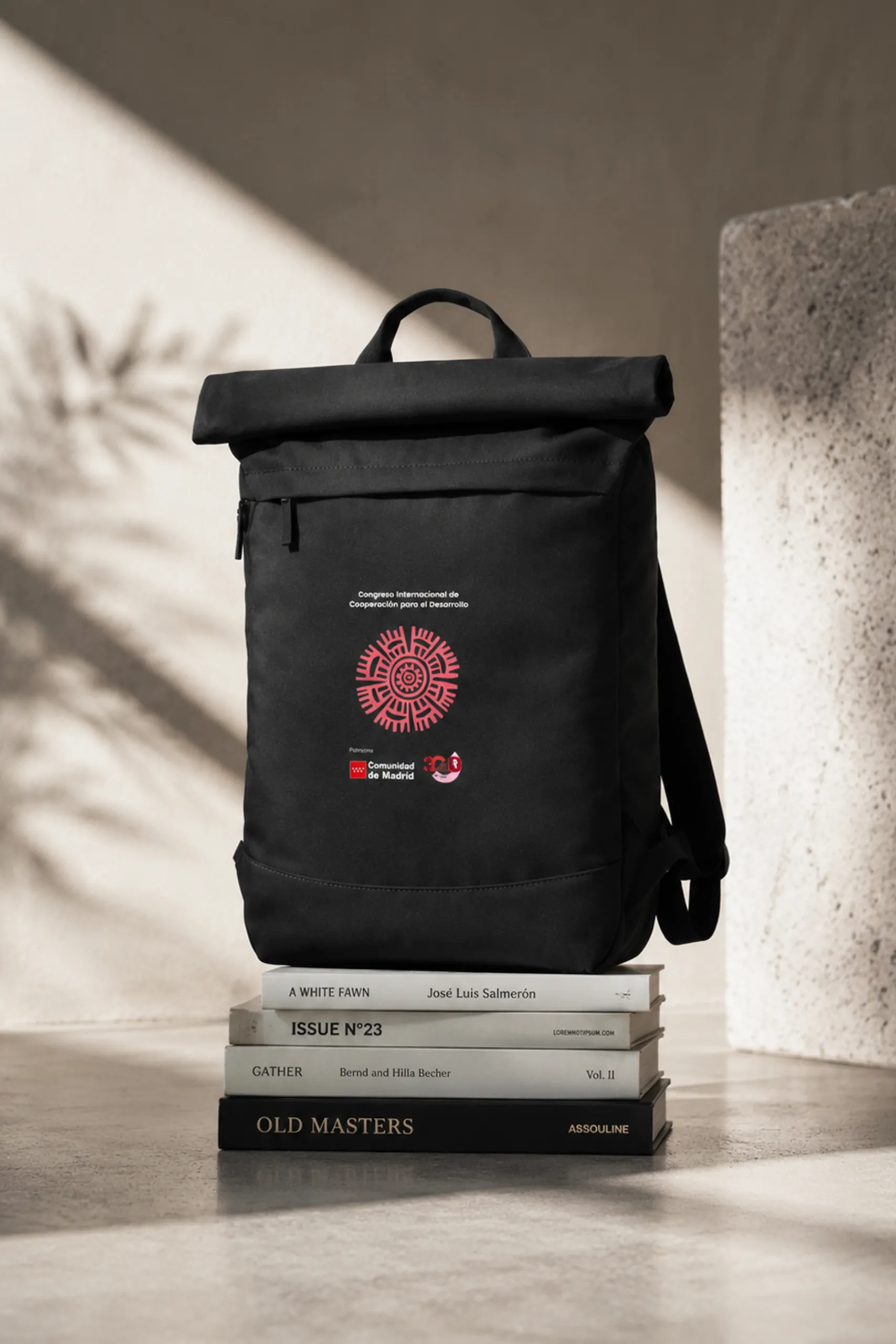 Mochila negra enrollable personalizada para la Red ONGD de Madrid