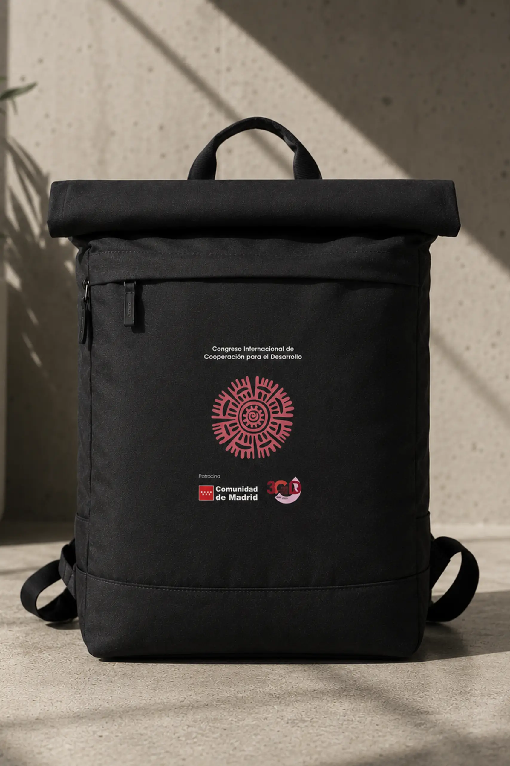Mochila negra enrollable personalizada para la Red ONGD de Madrid