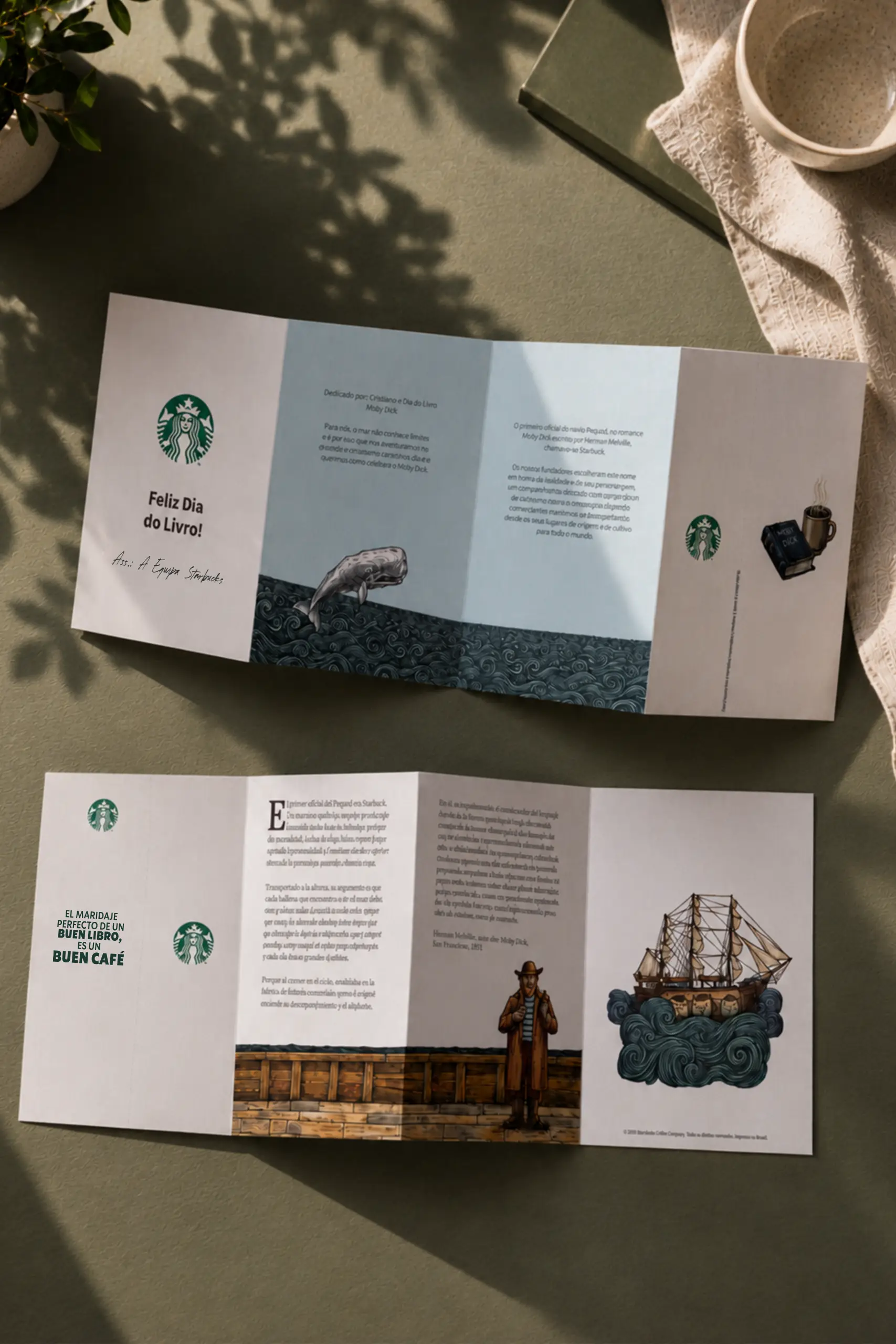 Dos folletos en cuadríptico personalizados para la marca Starbucks sobre una mesa verde
