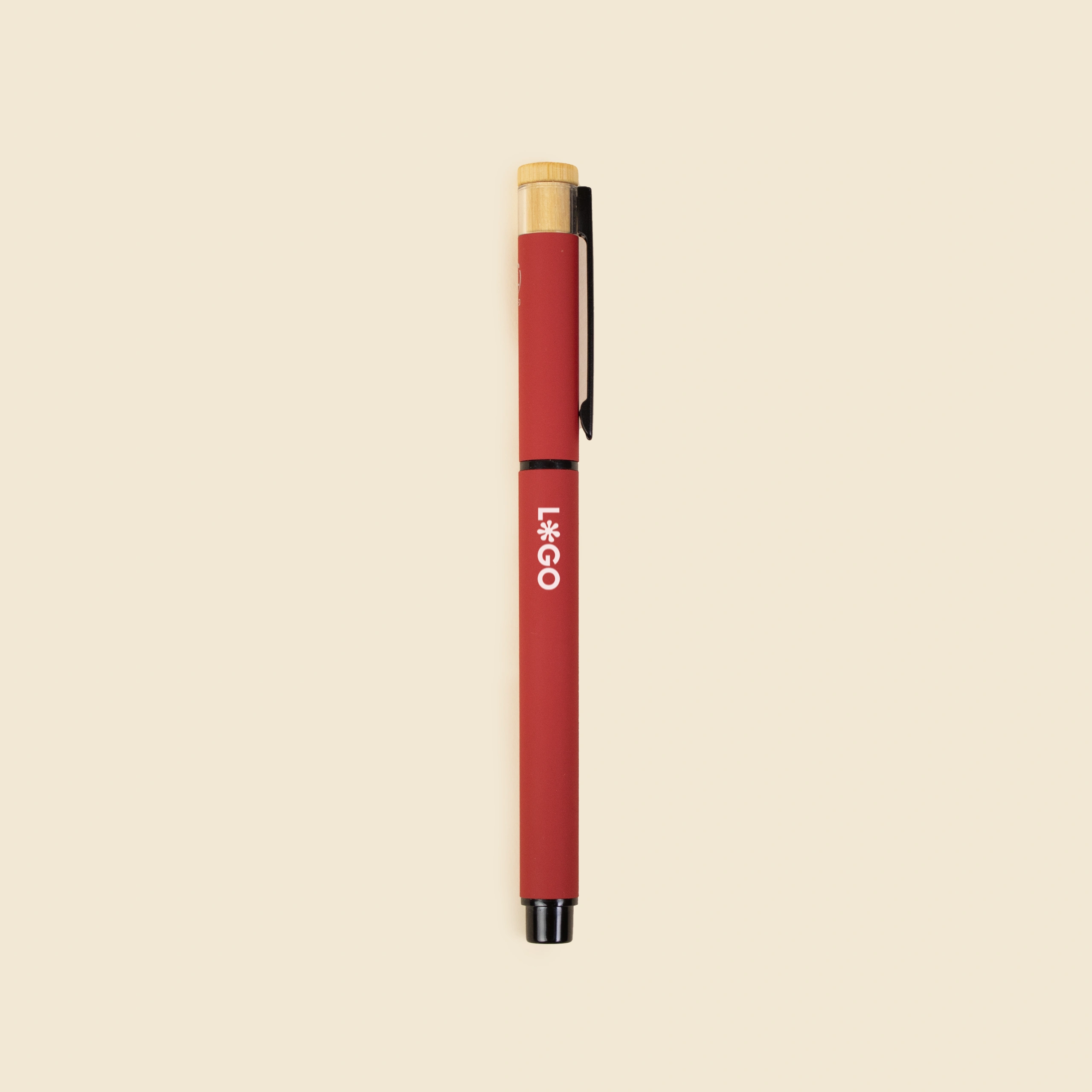 Roller de aluminio reciclado rojo, personalizado con la palabra LOGO en blanco