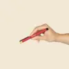 Roller de aluminio reciclado rojo con mano, personalizado con la palabra LOGO en blanco