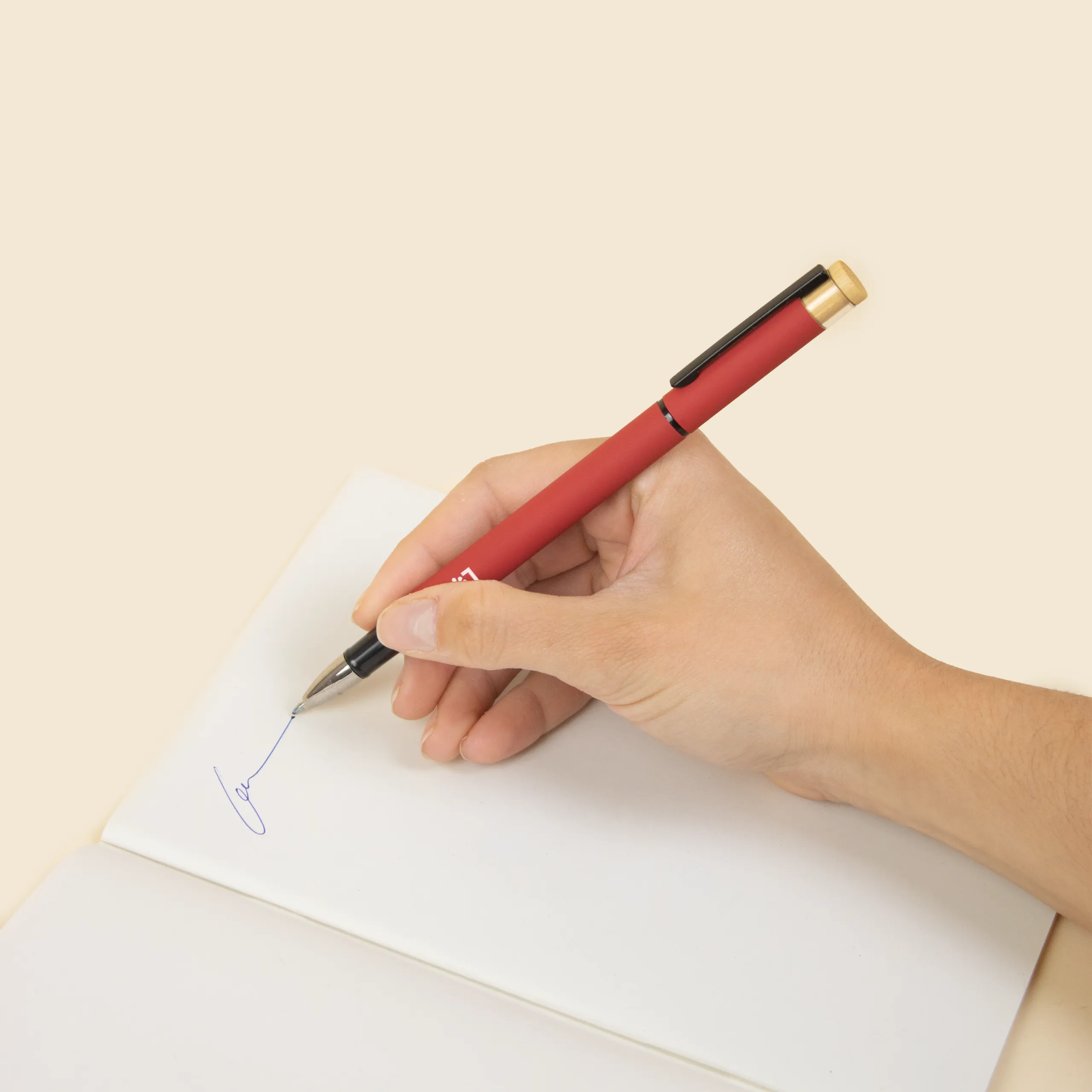 Roller de aluminio reciclado rojo con mano escribiendo , personalizado con la palabra LOGO en blanco