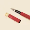 Roller de aluminio reciclado rojo destapado, personalizado con la palabra LOGO en blanco