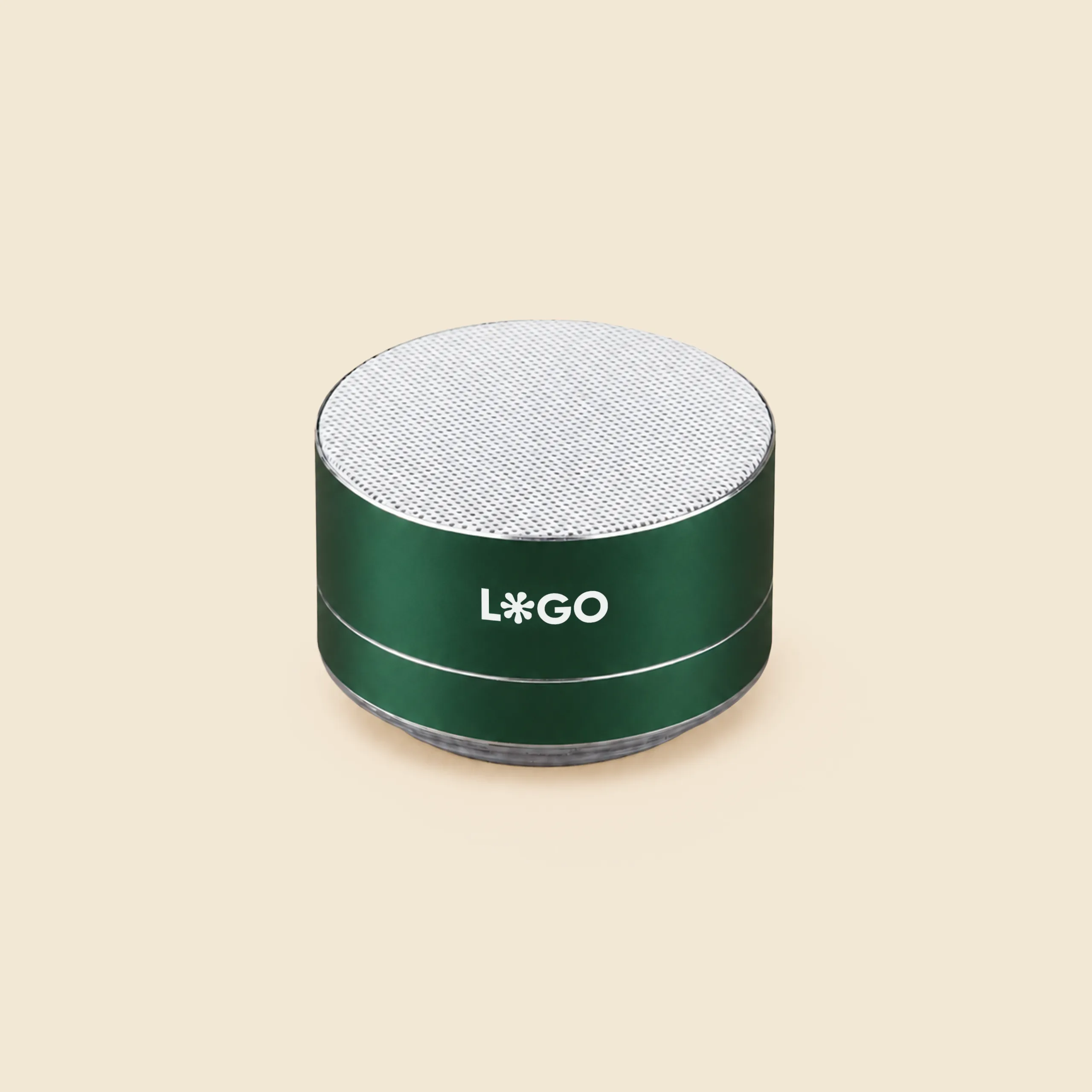 Altavoz de aluminio reciclado personalizado_ XILO Altavoz de aluminio reciclado de color verde, personalizado a una tinta con la palabra LOGO.