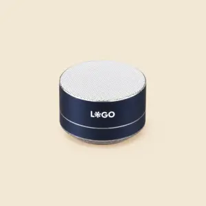 Altavoz de aluminio reciclado de color azul, personalizado a una tinta con la palabra LOGO.