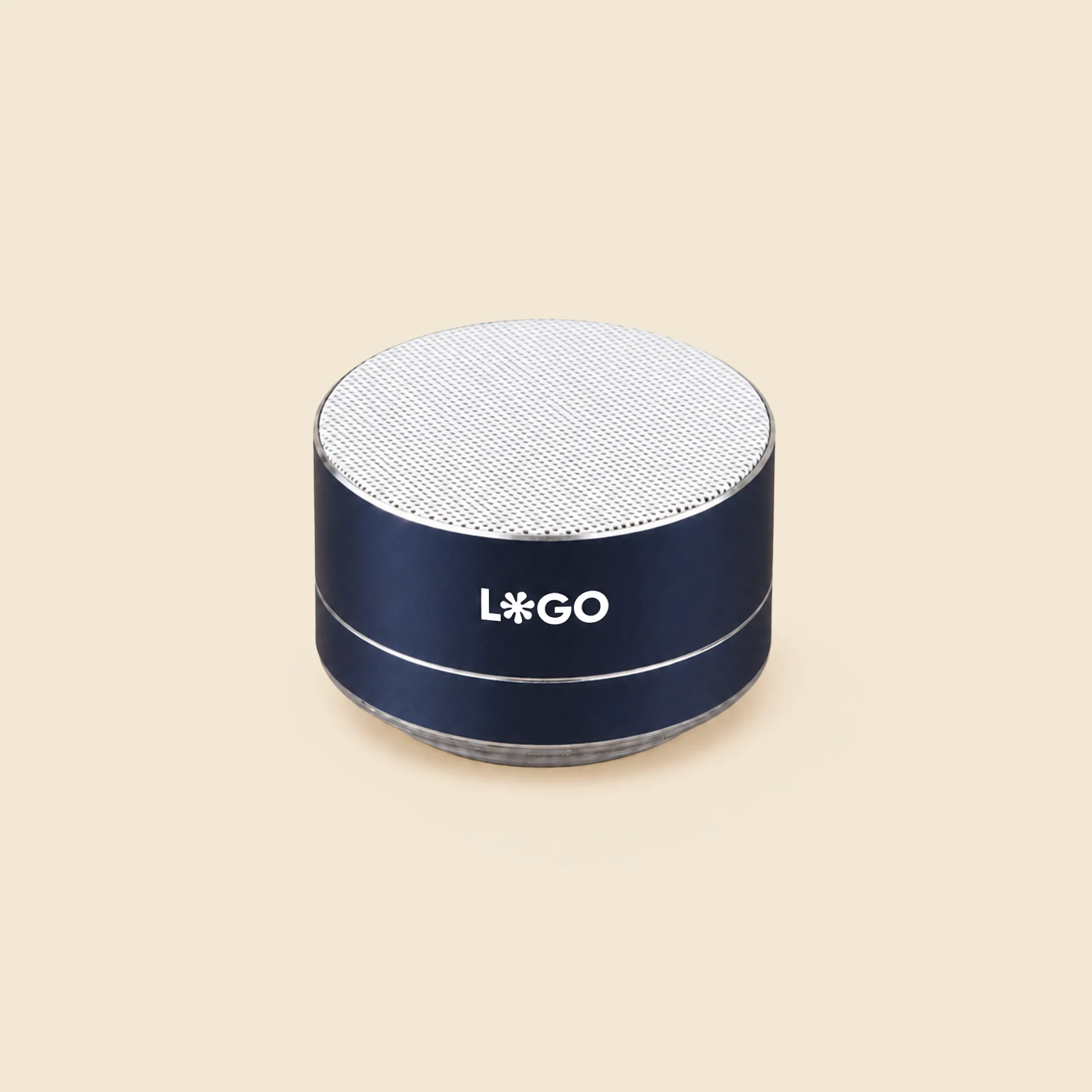 Altavoz de aluminio reciclado personalizado_ XILO Altavoz de aluminio reciclado de color azul, personalizado a una tinta con la palabra LOGO.