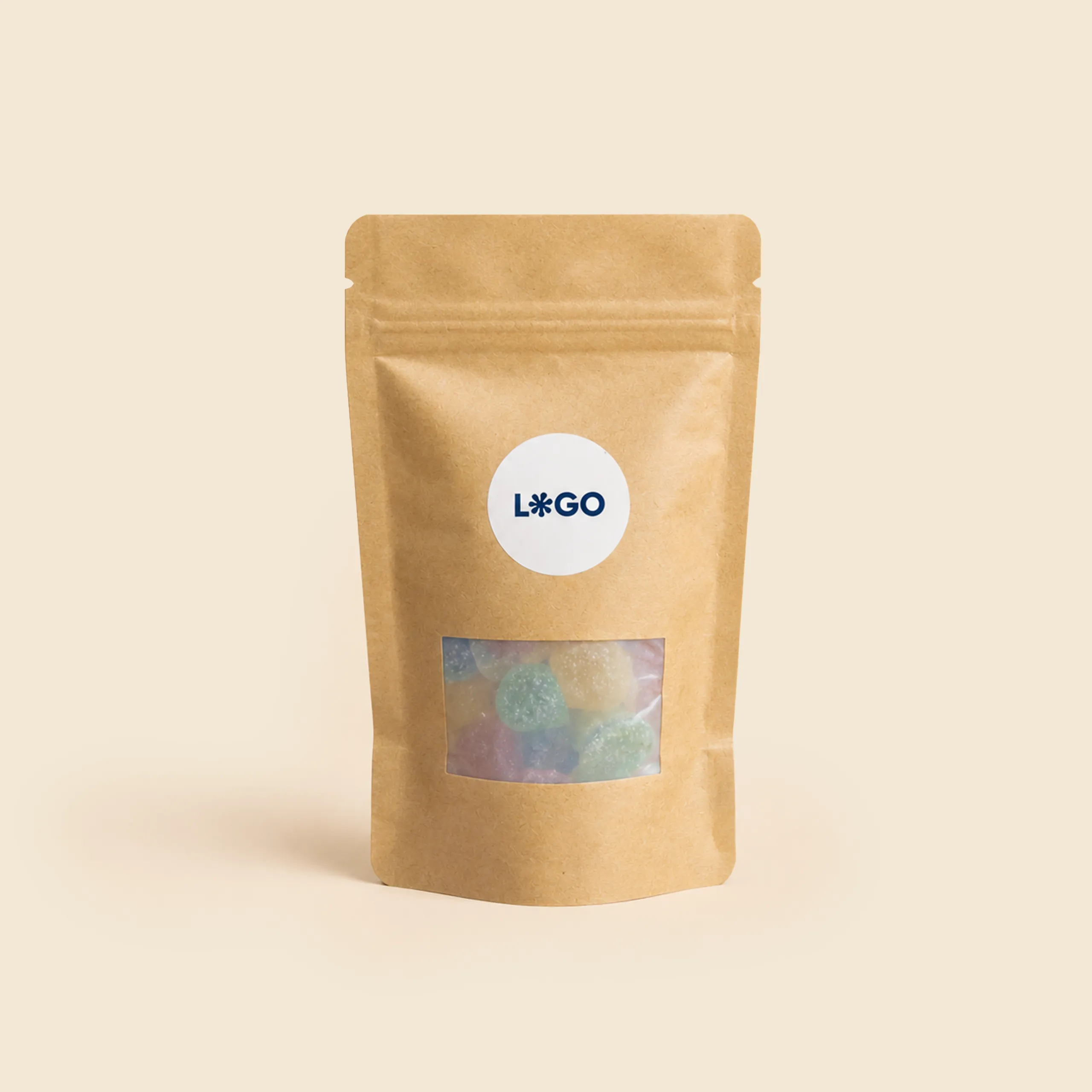 Bolsa kraft con gominolas personalizada con una pegatina blanca y la palabra 'LOGO' en azul