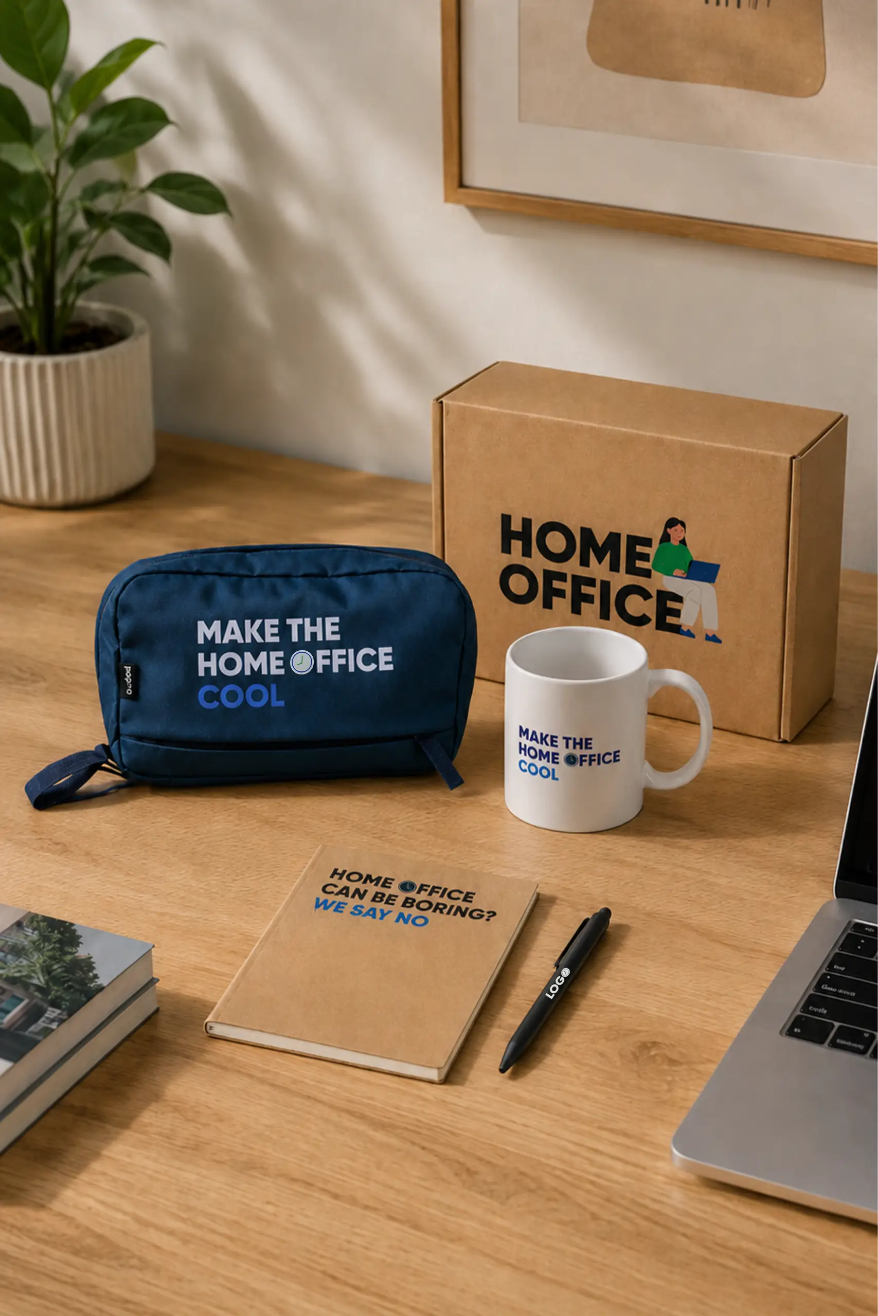 Welcome pack: una caja de cartón, una taza blanca, un cuaderno kraft, un organizador de cables azul y un bolígrafo marrón