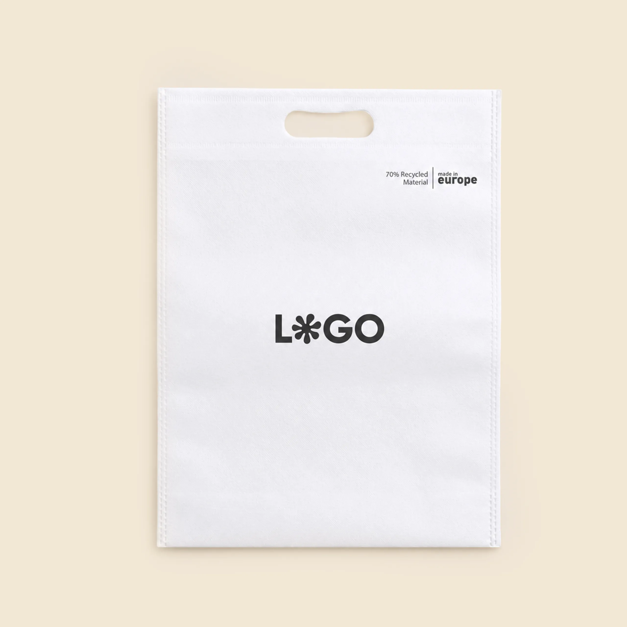 Bolsa blanca en non woven reciclado con asa troquelada, logo personalizado y sello "70% Recycled Material, made in Europe", fondo beige.