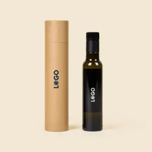 Botella de aceite personalizada a una tinta en botella y caja de cartón, sobre fondo beige.