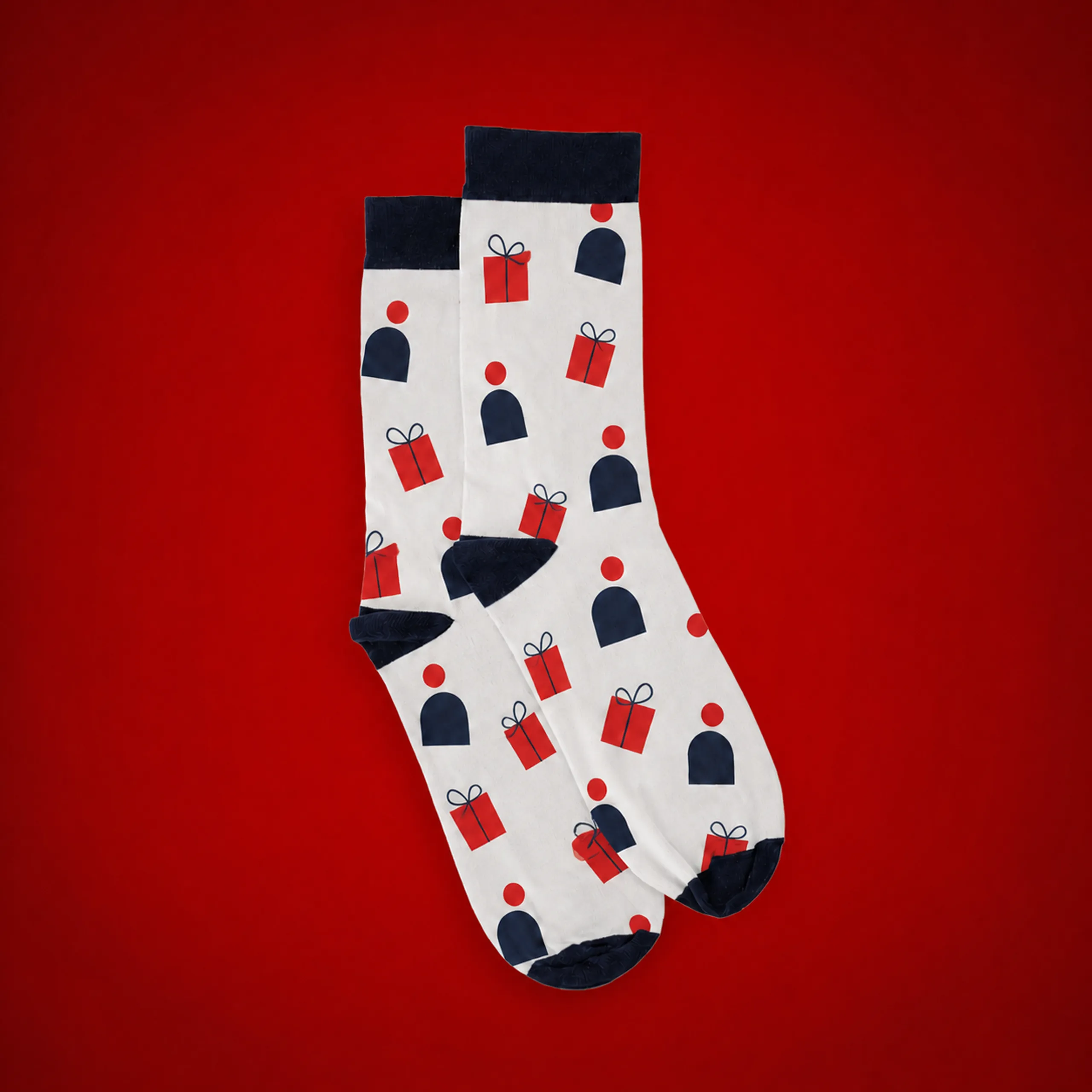Calcetines personalizados con logo_LION Par de calcetines personalizados con estampado de regalos rojos y figuras decorativas azul marino sobre fondo blanco, con puño, talón y punta en azul marino, fotografiados sobre un fondo rojo.