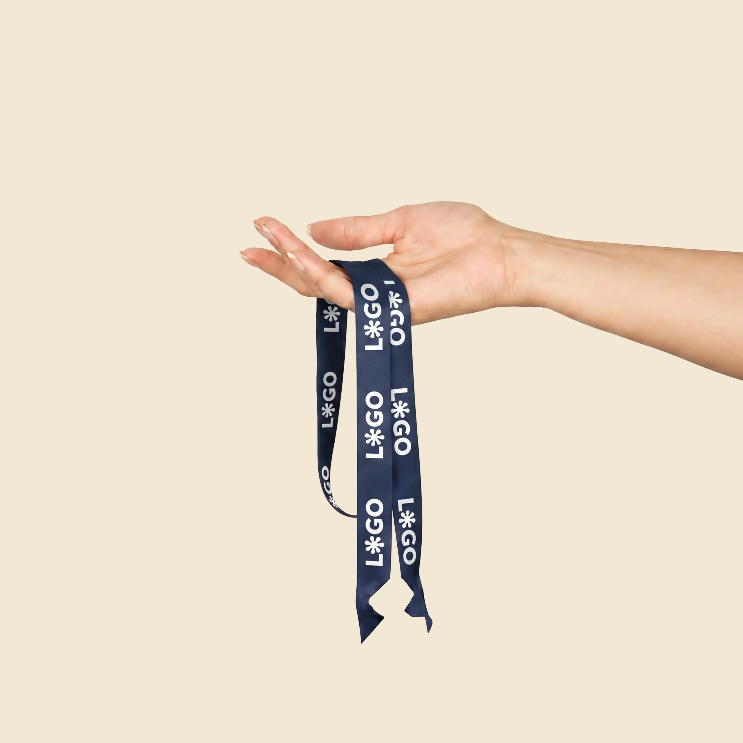 Lanyard rpet sin mosquetón MOSQ Mano sosteniendo un lanyard azul marino de rPET personalizado con logo, con terminación en pico, sobre fondo beige.