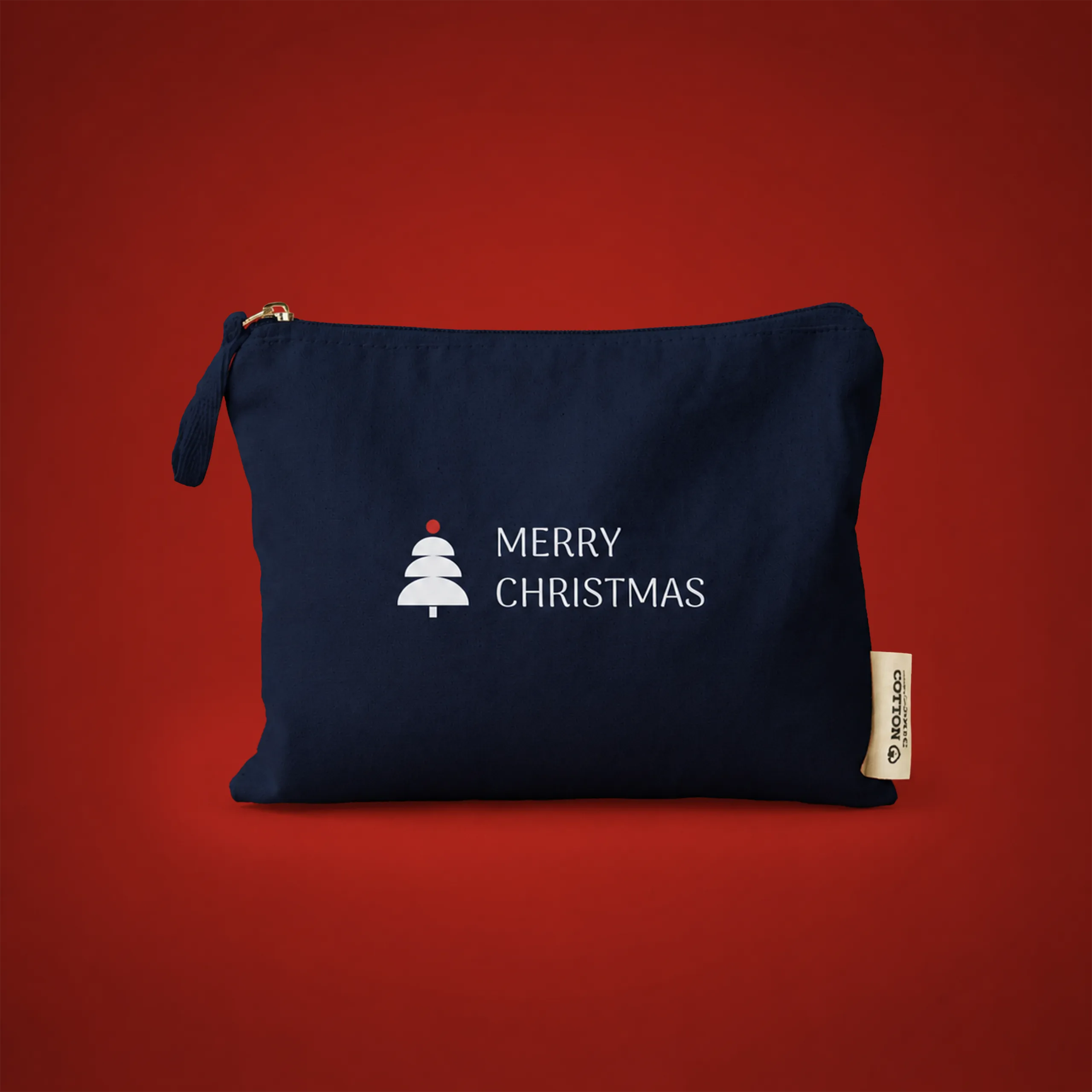 Neceser de algodón personalizado con tu logo_CINTIA Neceser de algodón personalizado en azul marino con el texto "Merry Christmas" y un árbol de Navidad estilizado en blanco, con etiqueta de tela "Cotton" en la esquina, sobre fondo rojo.