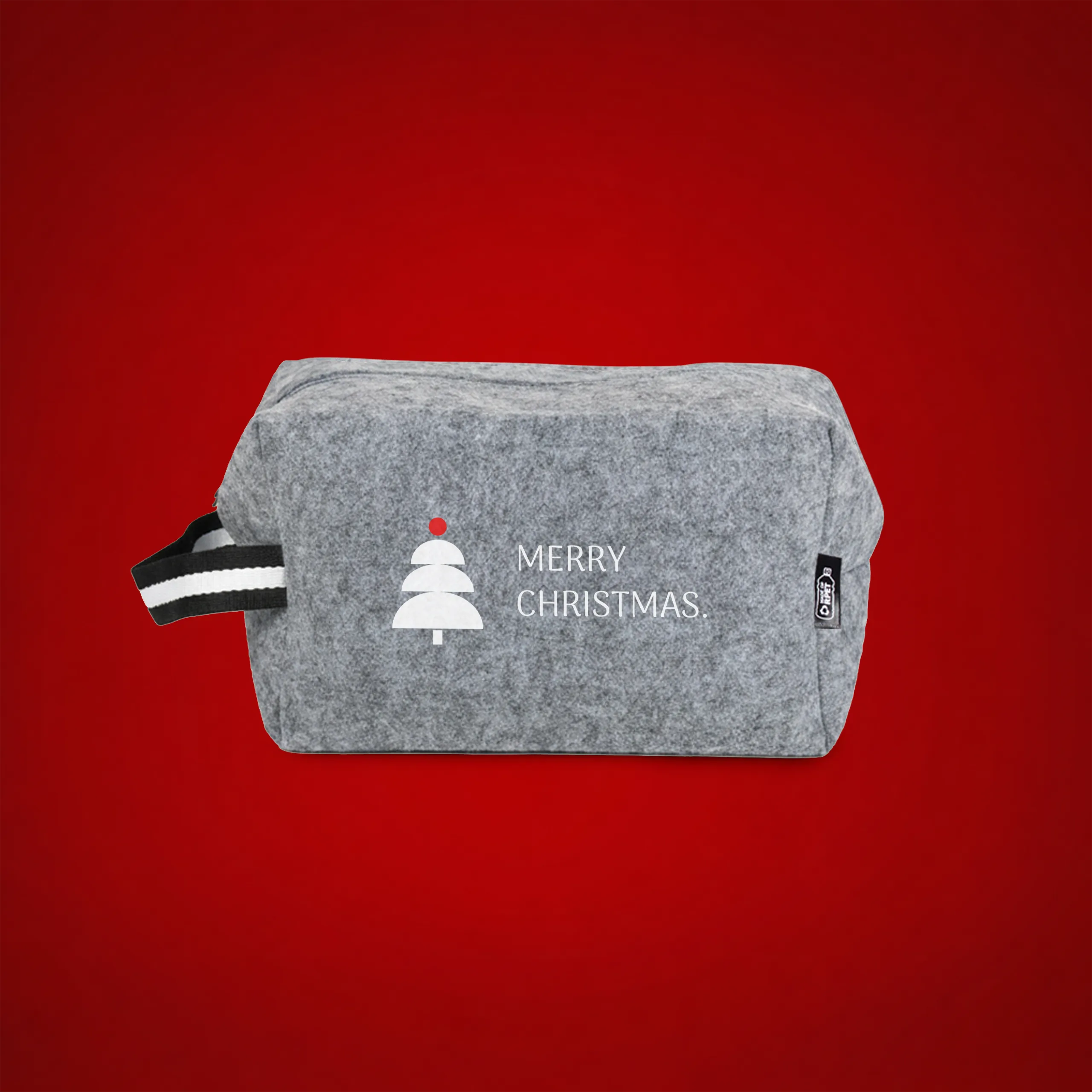 Neceser de fieltro con asa_FELT Neceser de fieltro con asa en gris jaspeado, con el texto "Merry Christmas." y un árbol de Navidad en blanco, con etiqueta "RPET" en el lateral, sobre fondo rojo.