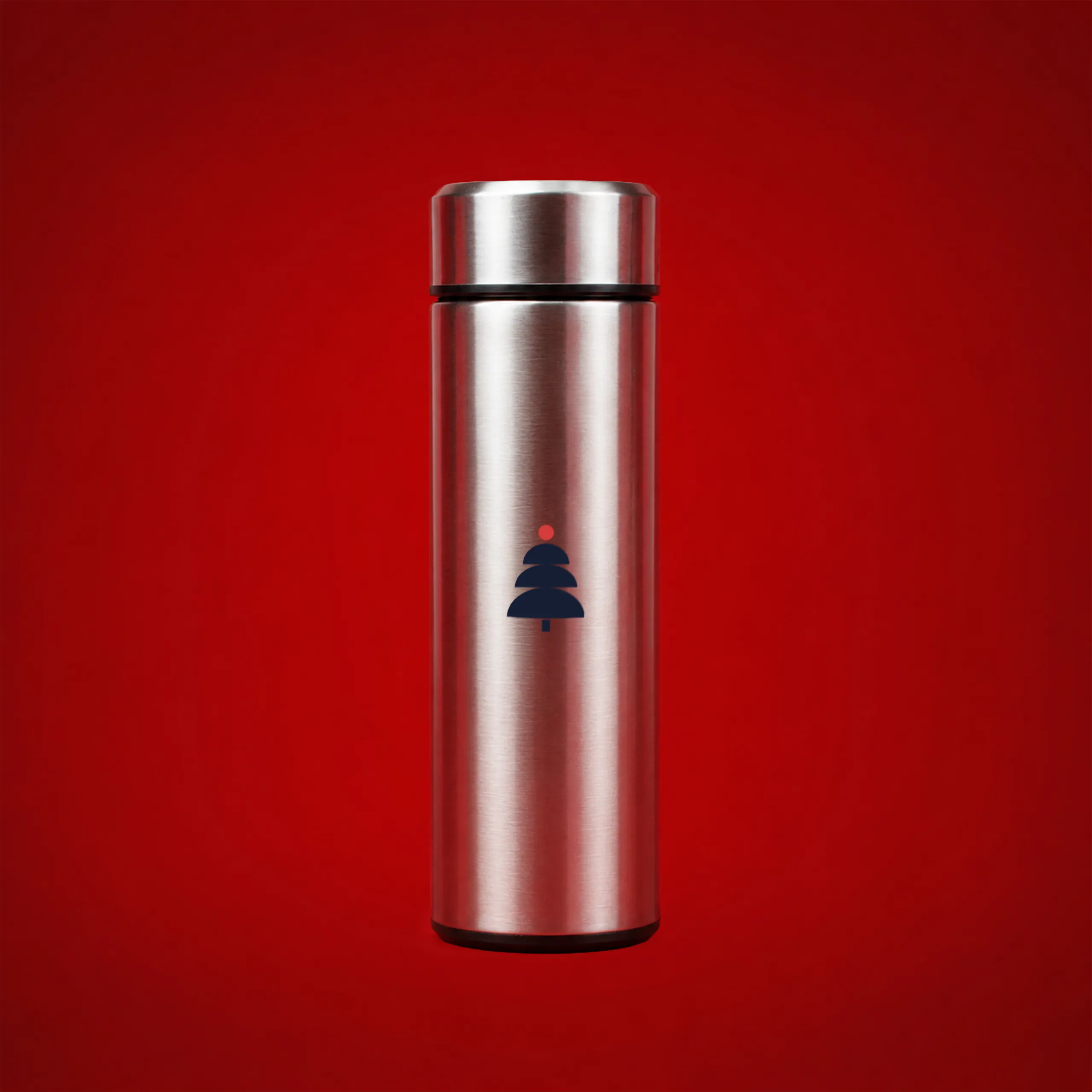 Termo acero inoxidable personalizado_PISA Termo de acero inoxidable personalizado con acabado plateado y un árbol de Navidad estilizado en azul marino con una bola roja, sobre fondo rojo.
