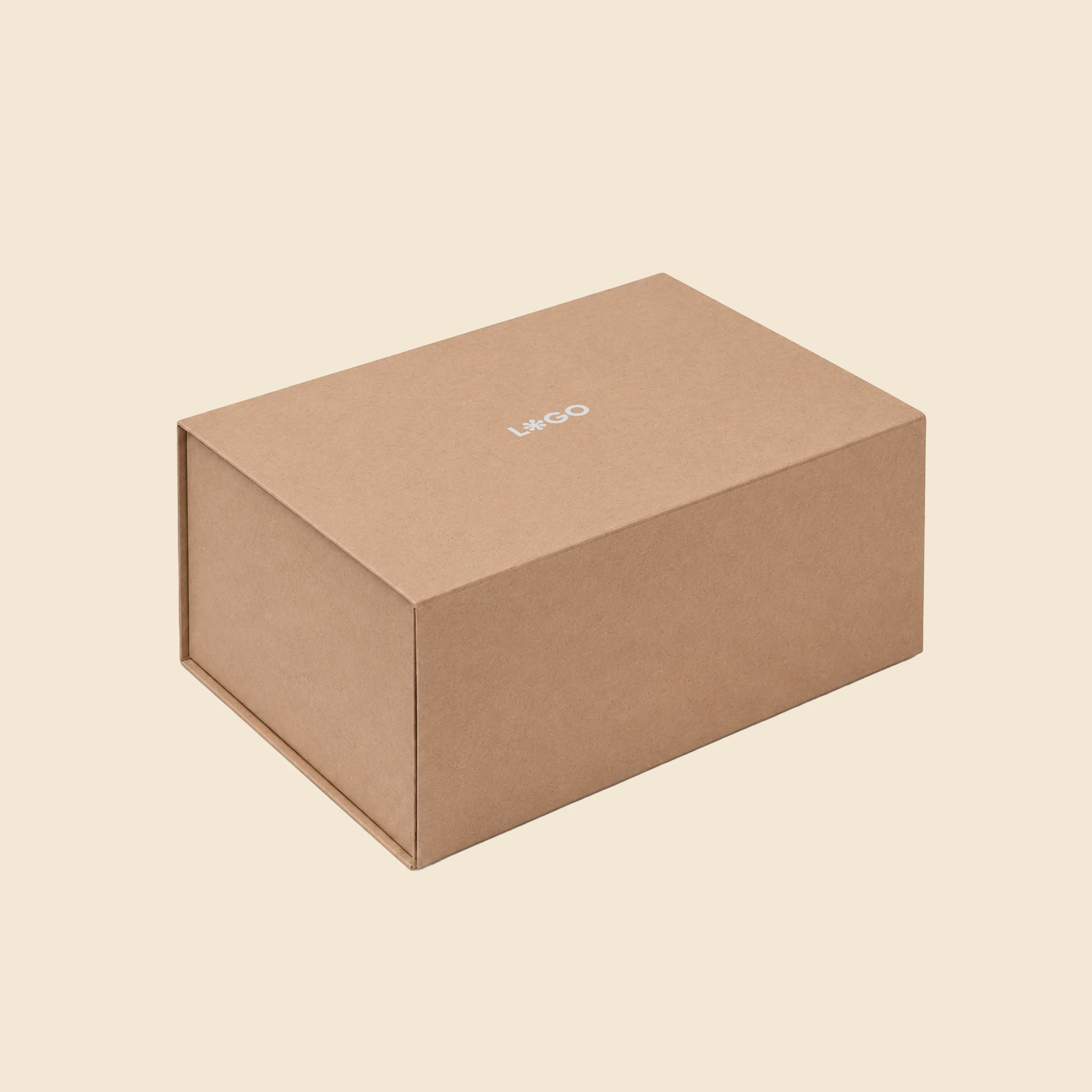 Boîte cadeau en carton kraft à fermeture magnétique, vue en angle sur fond beige, avec le logo « L*GO » imprimé sur le couvercle.