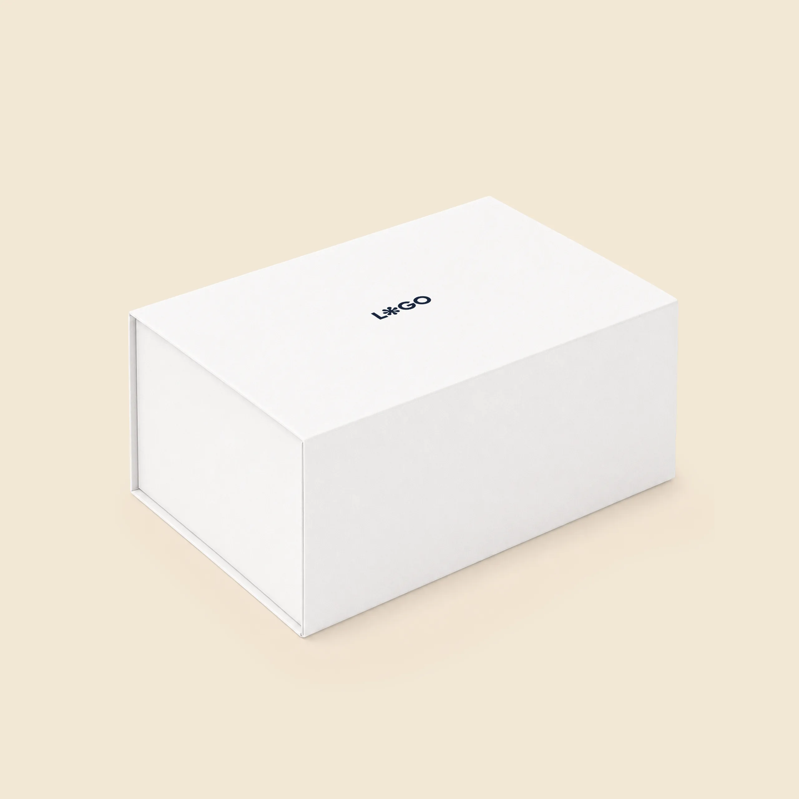 Boîte cadeau blanche à fermeture magnétique, vue en angle sur fond beige, avec le logo « L*GO » imprimé sur le couvercle.