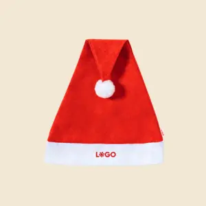 Gorro de Papá Noel personalizado visto de frente sobre fondo beige, con el pompón blanco y el logotipo "L*GO" bordado en el borde.