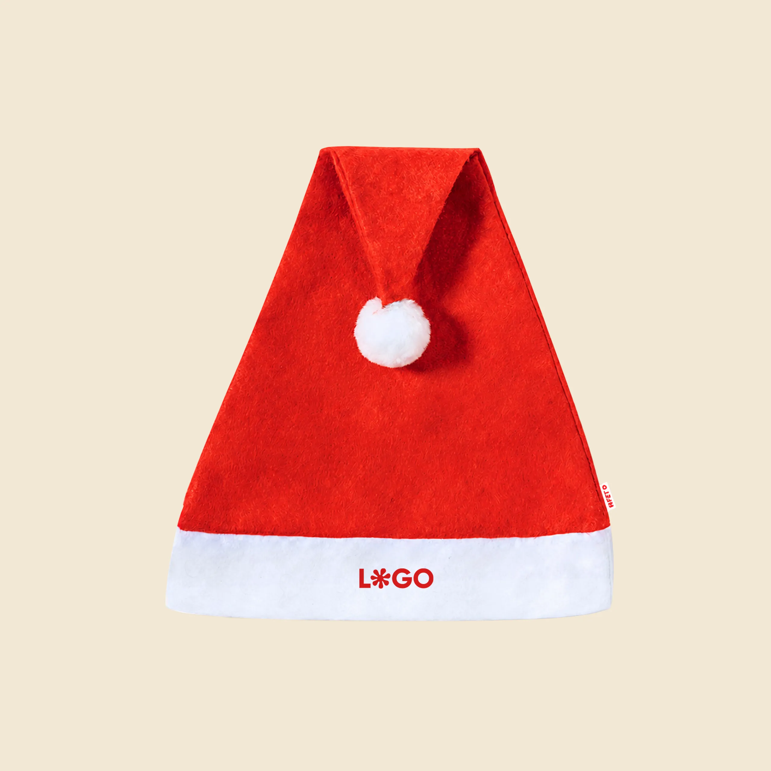 Gorro de Papá Noel personalizado visto de frente sobre fondo beige, con el pompón blanco y el logotipo "L*GO" bordado en el borde.