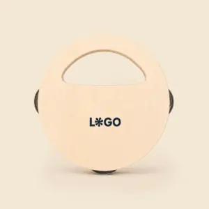 Pandereta de madera personalizada vista de frente sobre fondo beige, con el mango en la parte superior y el logotipo "L*GO" grabado en el centro.