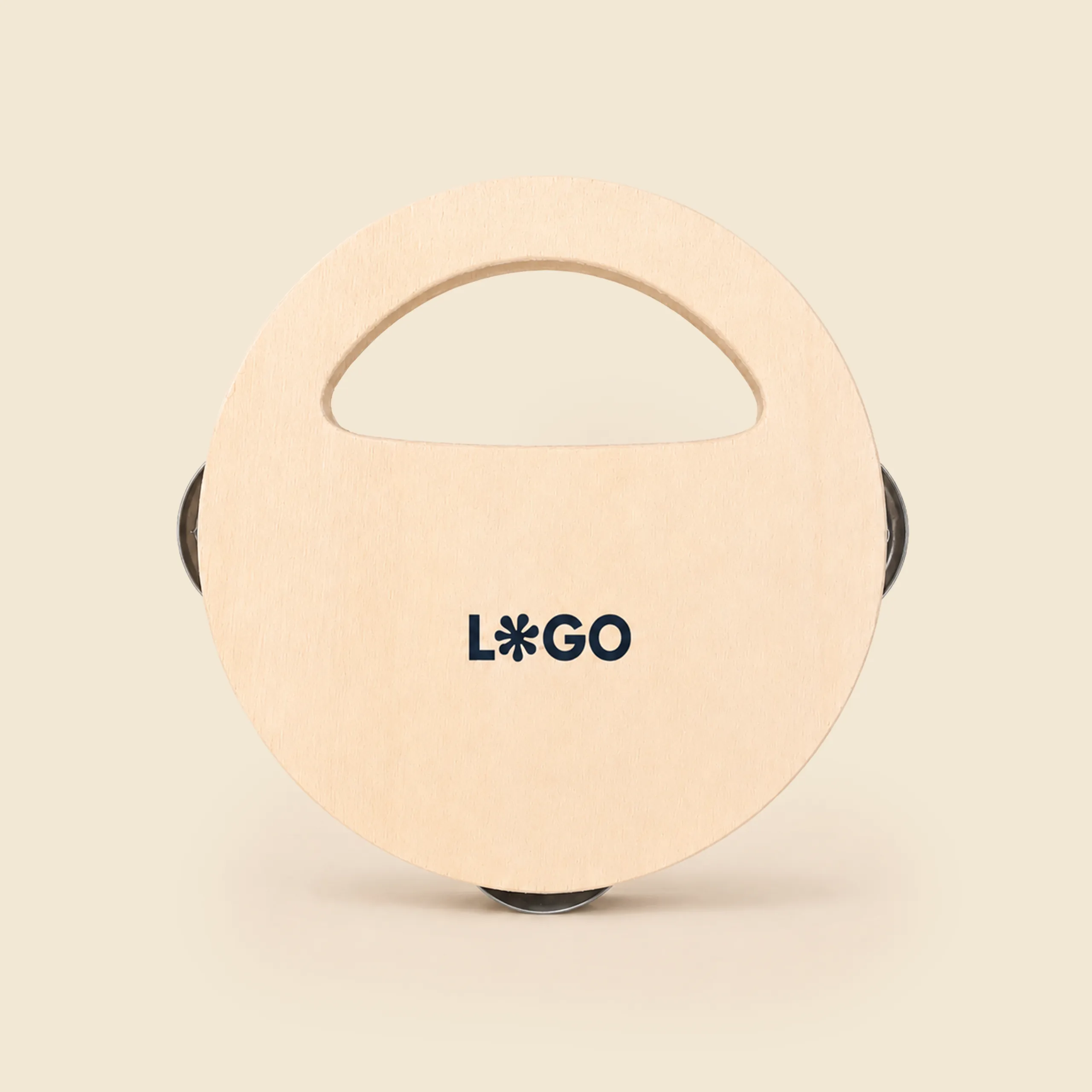 Pandereta de madera personalizada_SILVA Pandereta de madera personalizada vista de frente sobre fondo beige, con el mango en la parte superior y el logotipo "L*GO" grabado en el centro.