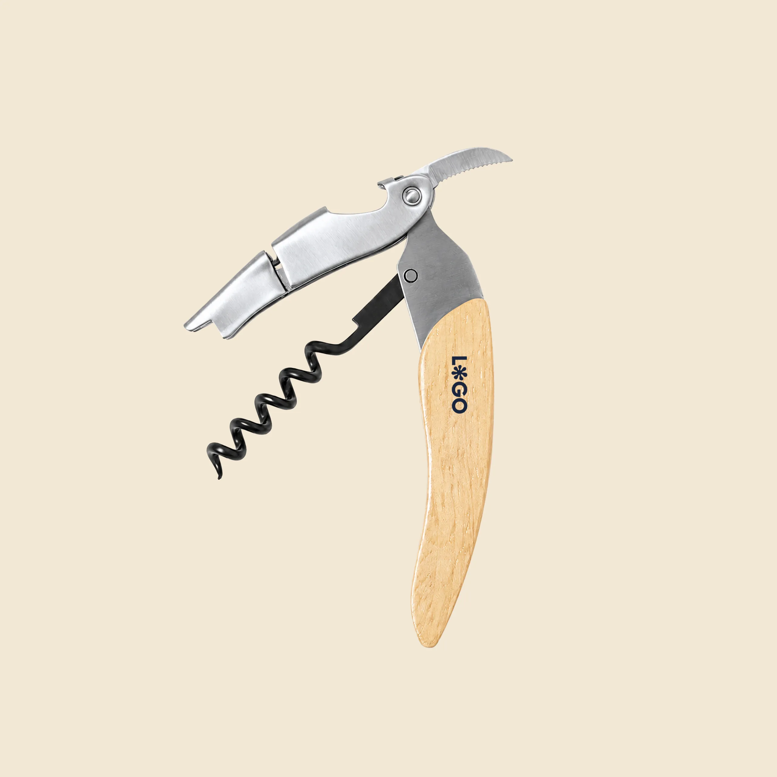 Sacacorchos de madera con logo_BORGO Sacacorchos de madera con logotipo, mostrado abierto en ángulo sobre fondo beige, con la cuchilla, la palanca metálica y el mango de madera con el logotipo "L*GO" grabado.