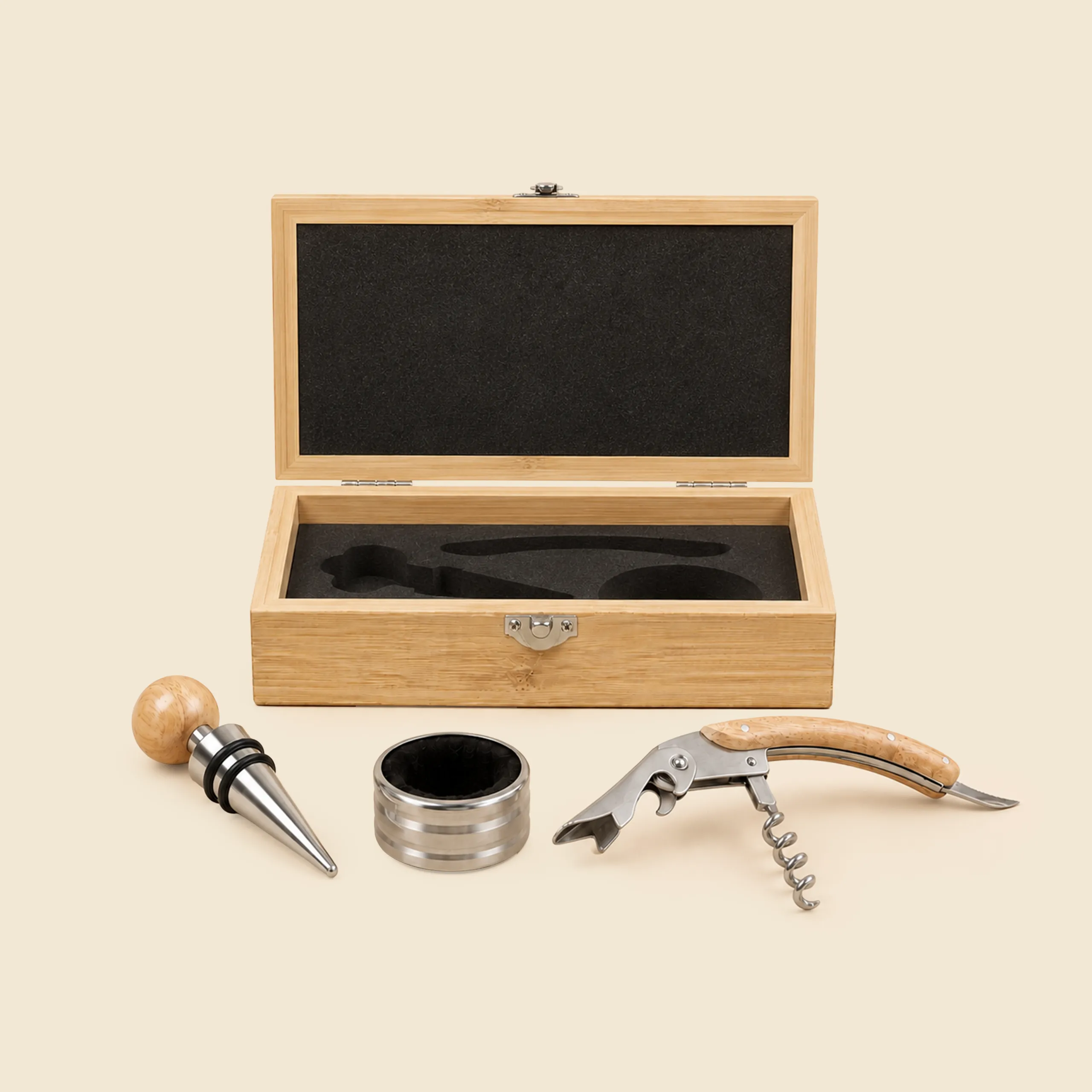 Caja de bambú abierta con set de accesorios para vino sobre fondo beige, mostrando el interior acolchado en negro con hueco para el tapón, el anillo antigoteo y el sacacorchos.