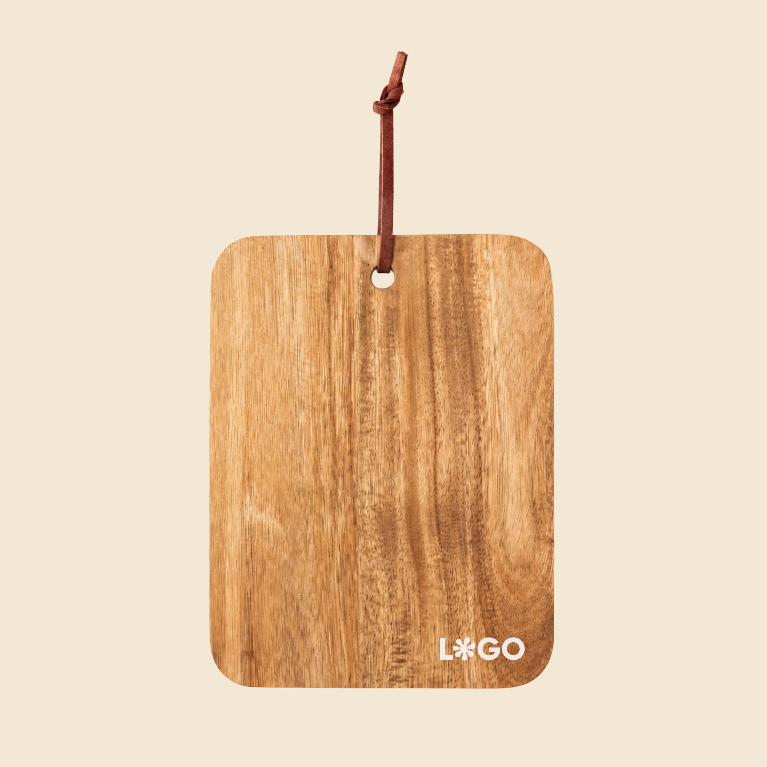 Tabla de cortar de madera_PARMA Tabla de cortar de madera personalizada con cordón de cuero, vista de frente sobre fondo beige, con el logotipo "L*GO" grabado en la esquina inferior derecha.