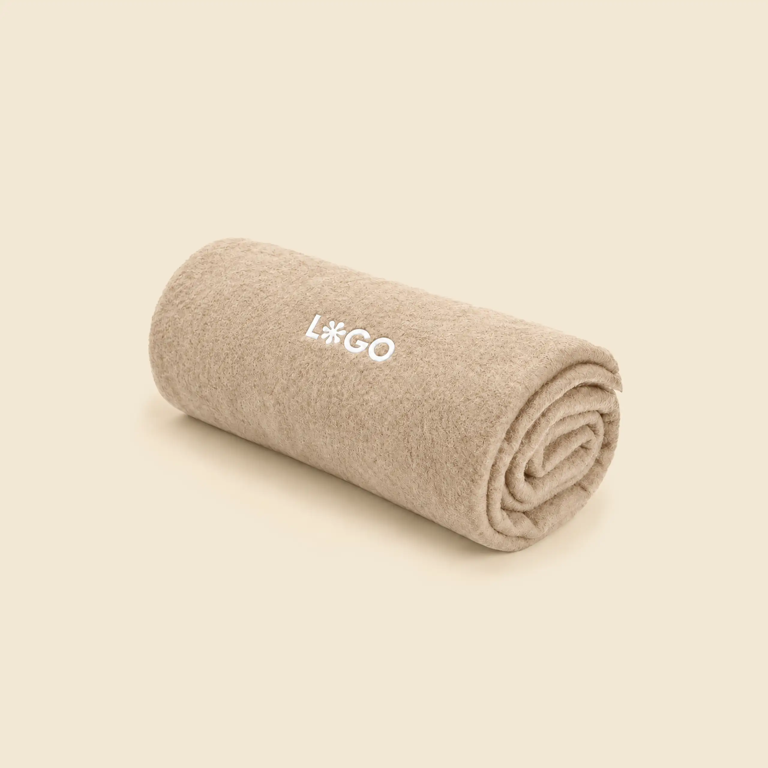 Manta bordada personalizable beige enrollada, con logo bordado en blanco