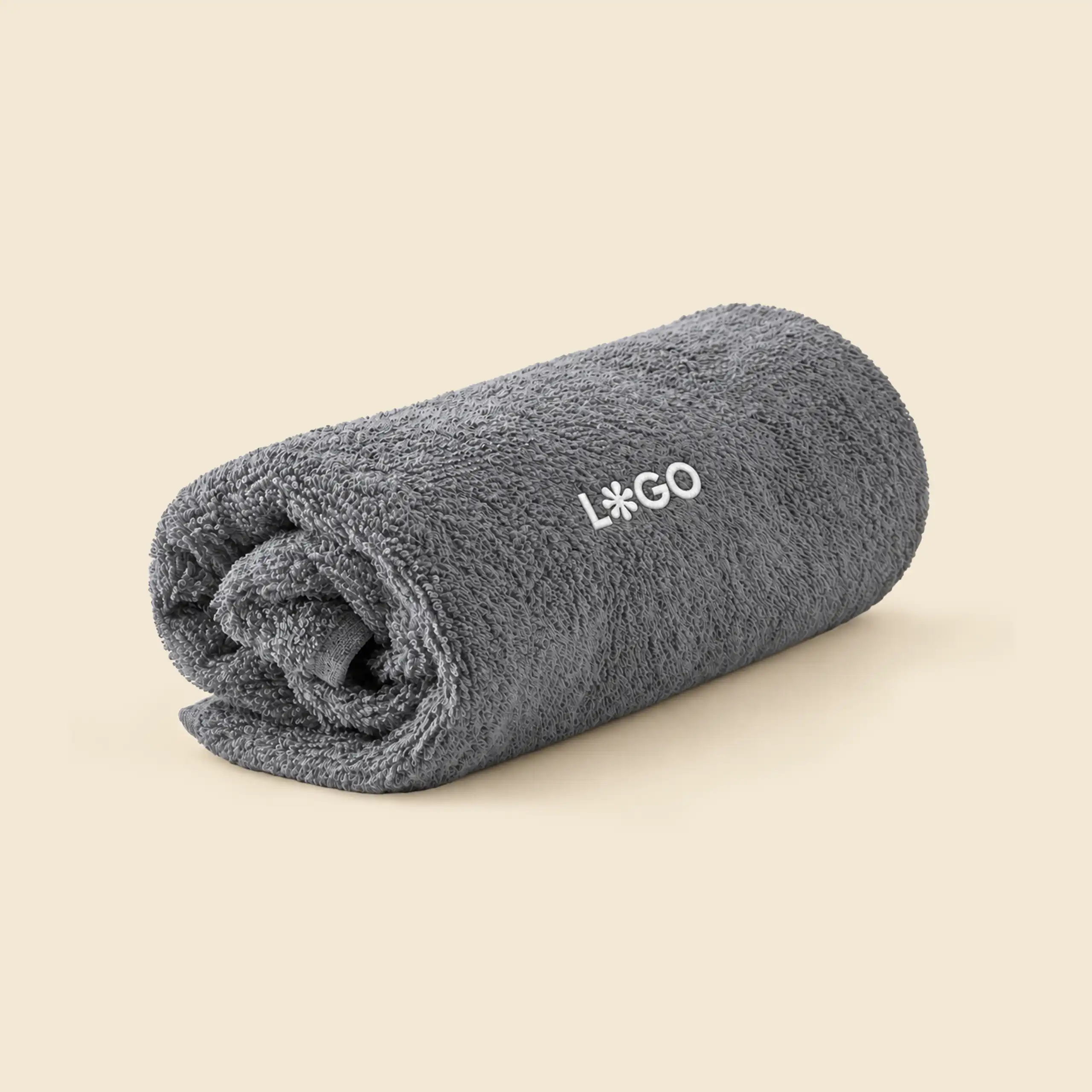 Toalla de algodón personalizada gris enrollada, con logotipo bordado en blanco
